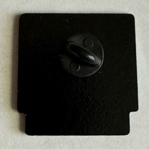 Game Cartridge Brooch Pin New - Picture 2 of 2